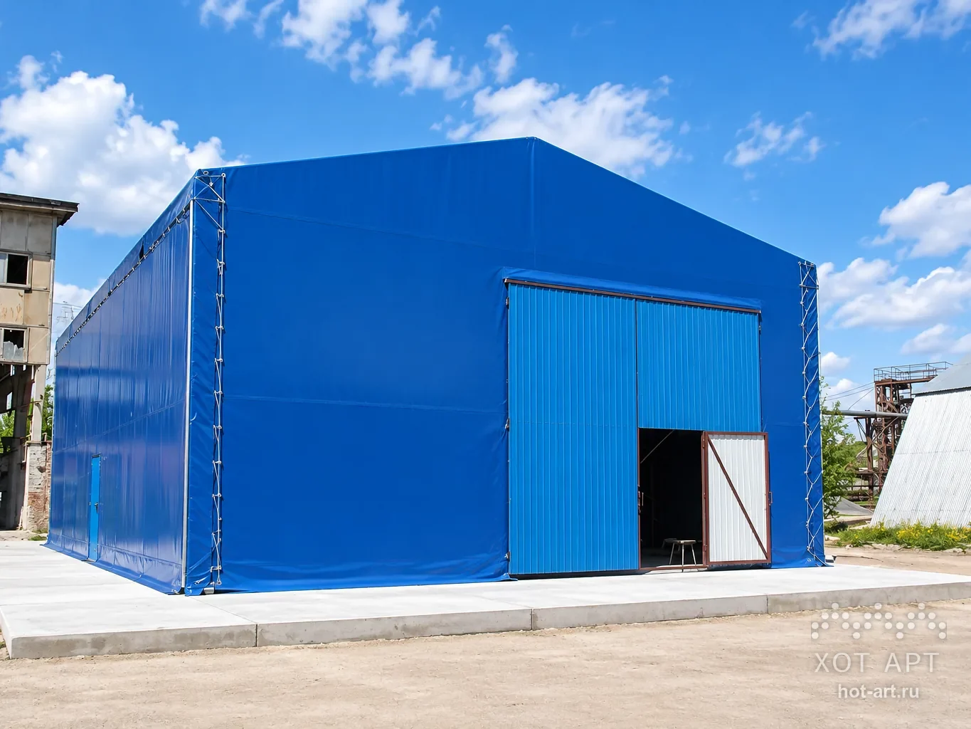 Тентовый ангар для техники 10×15×4,5 м в Московской области: синяя мембрана, распашные ворота с калиткой в торце, бетонная отмостка по периметру