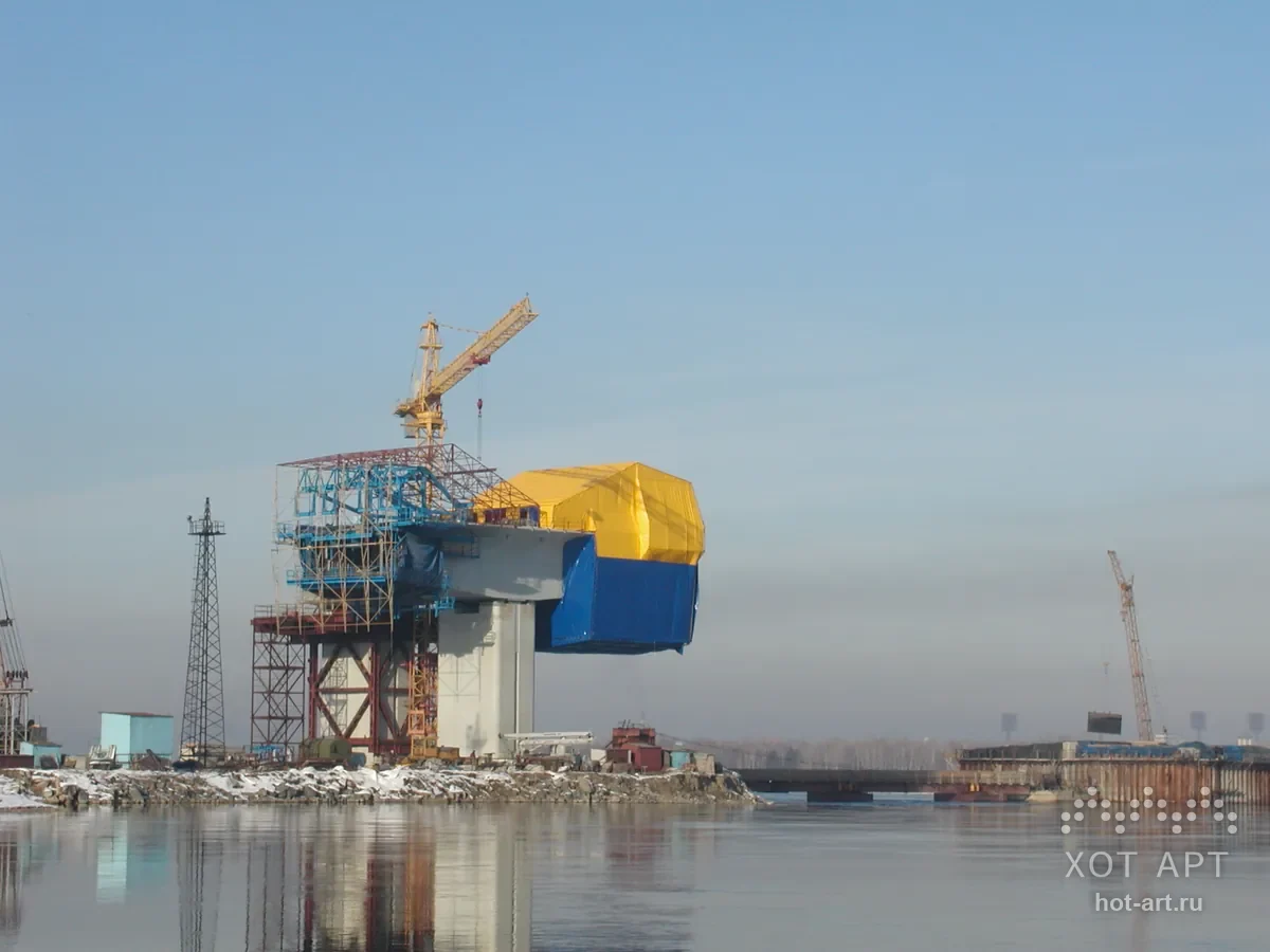 Тепляк на балансирной консоли пролётного строения Академического моста