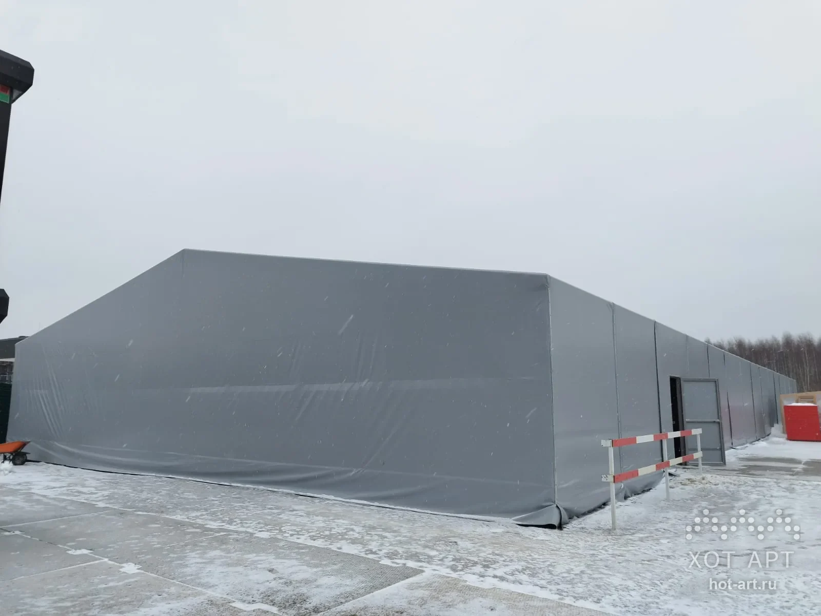 Готовый тентовый ангар 19,5×45,6×3,3 м в Москве: серая мембрана натянута по всему контуру, в торце дверь