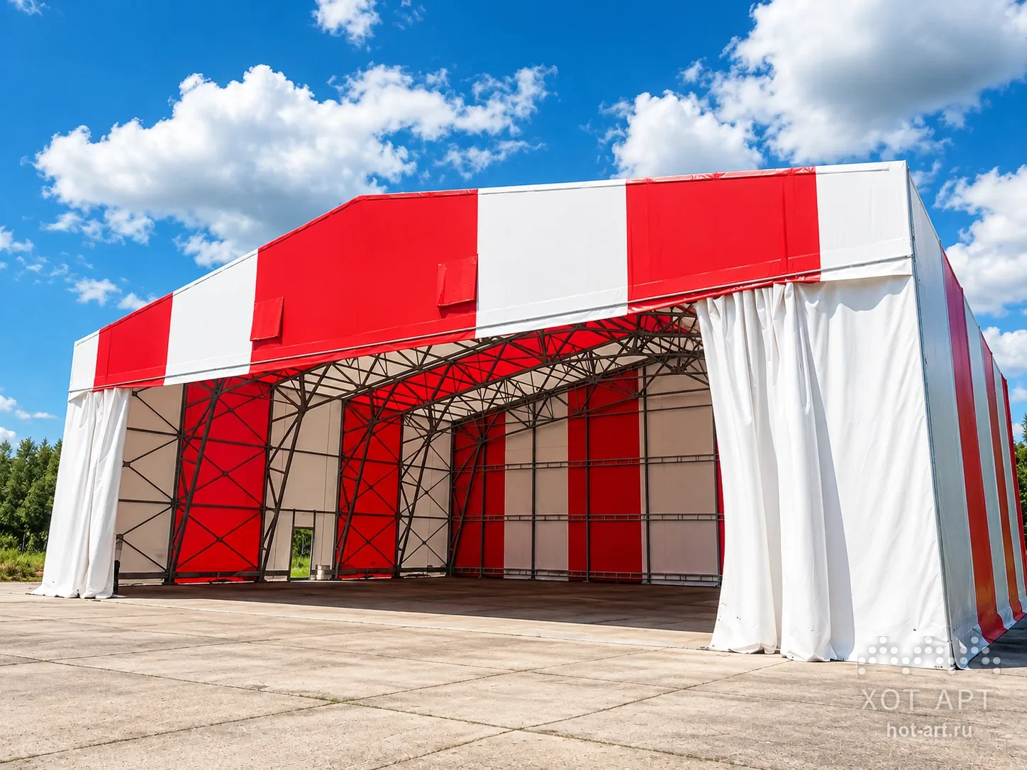 Тентовый авиаангар 25×20×5 м в Орешково: красно-белая мембрана, торец раскрыт на всю ширину, шторы убраны к стойкам