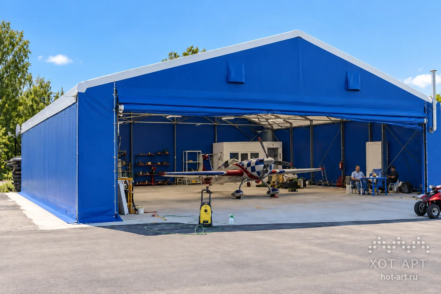 Тентовый авиаангар 14×15×3,5 м в Смоленске: синяя мембрана, торец раскрыт на всю ширину, внутри лёгкий самолёт