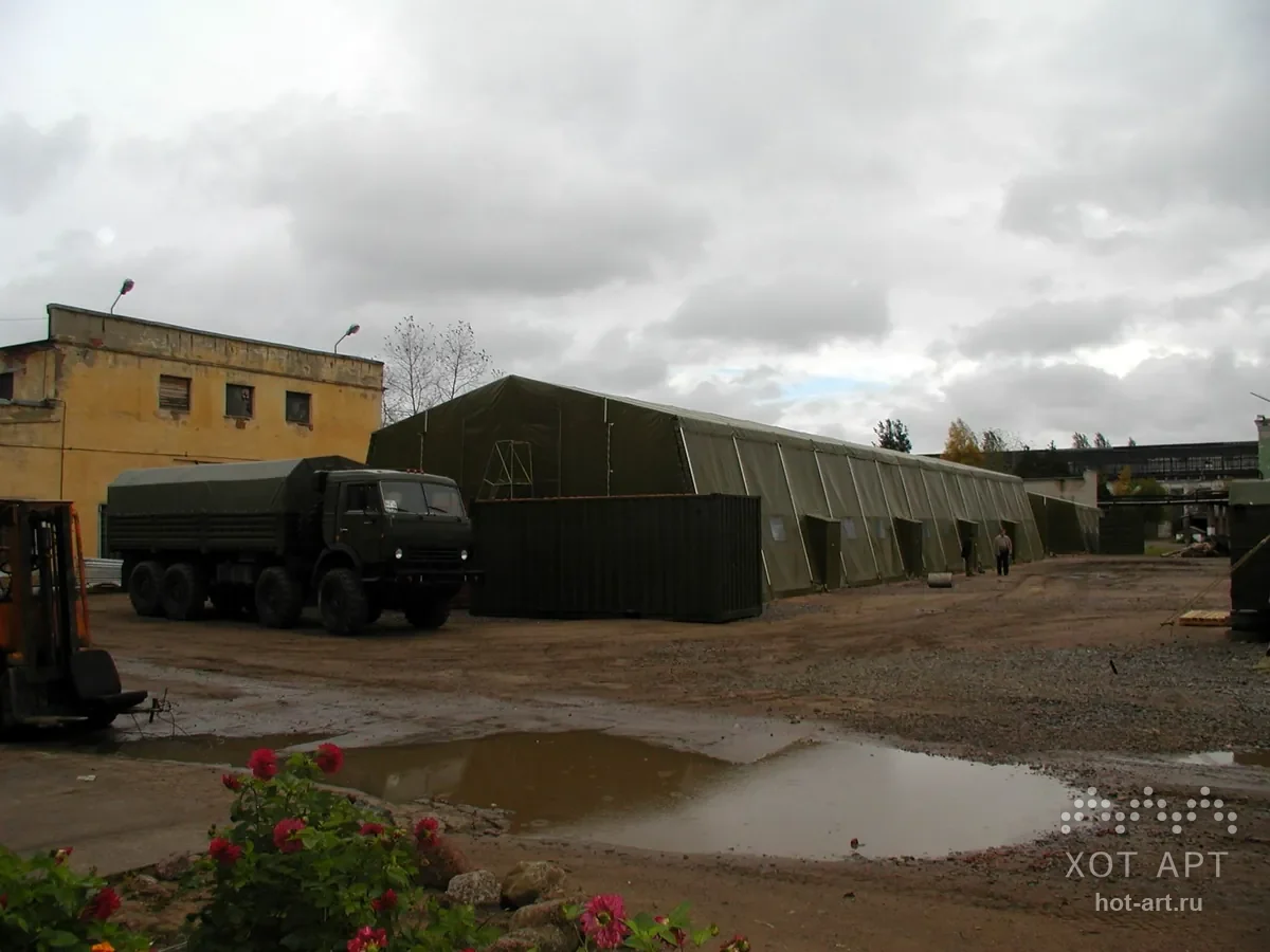 Тентовый ангар и грузовой автомобиль на территории завода