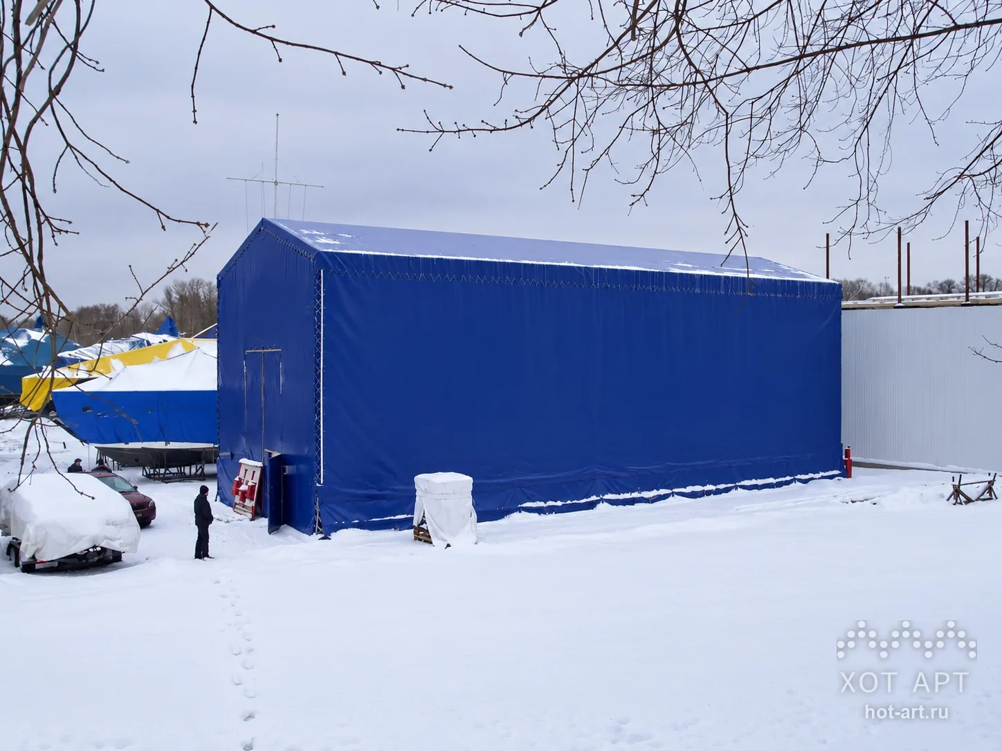 Тентовый утеплённый эллинг 8×21×7,5 м в Москве зимой: синяя мембрана, снег на кровле, рядом яхты на зимовке
