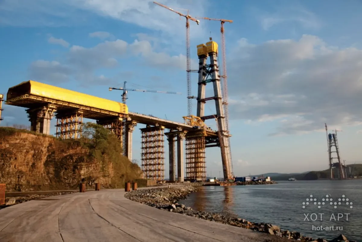 Строительство вантового пилона моста на остров Русский на закате