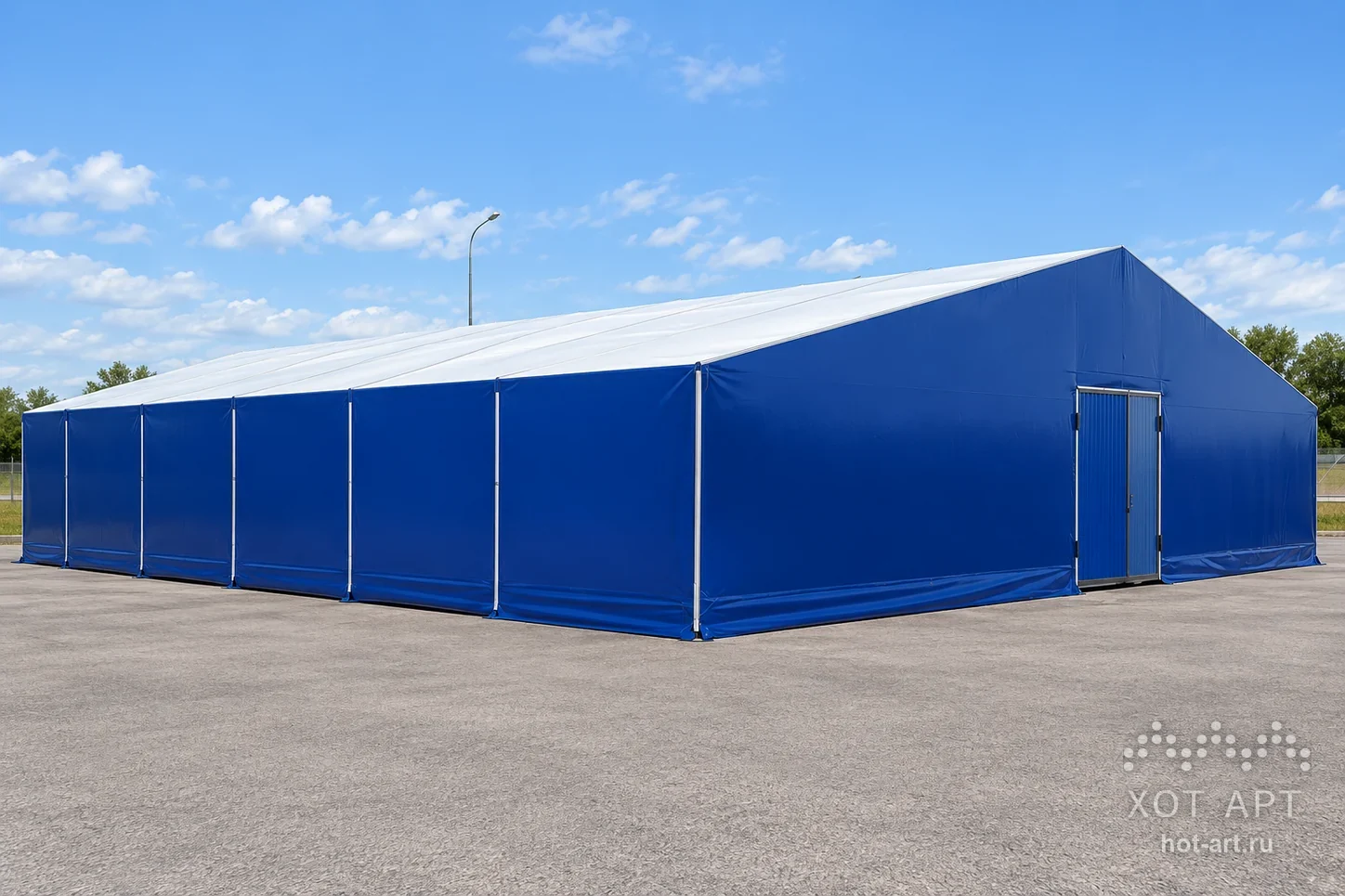 Тентовый склад 20×33×2,5 м в Азове: синие стены, светлая кровля и дверь в торце