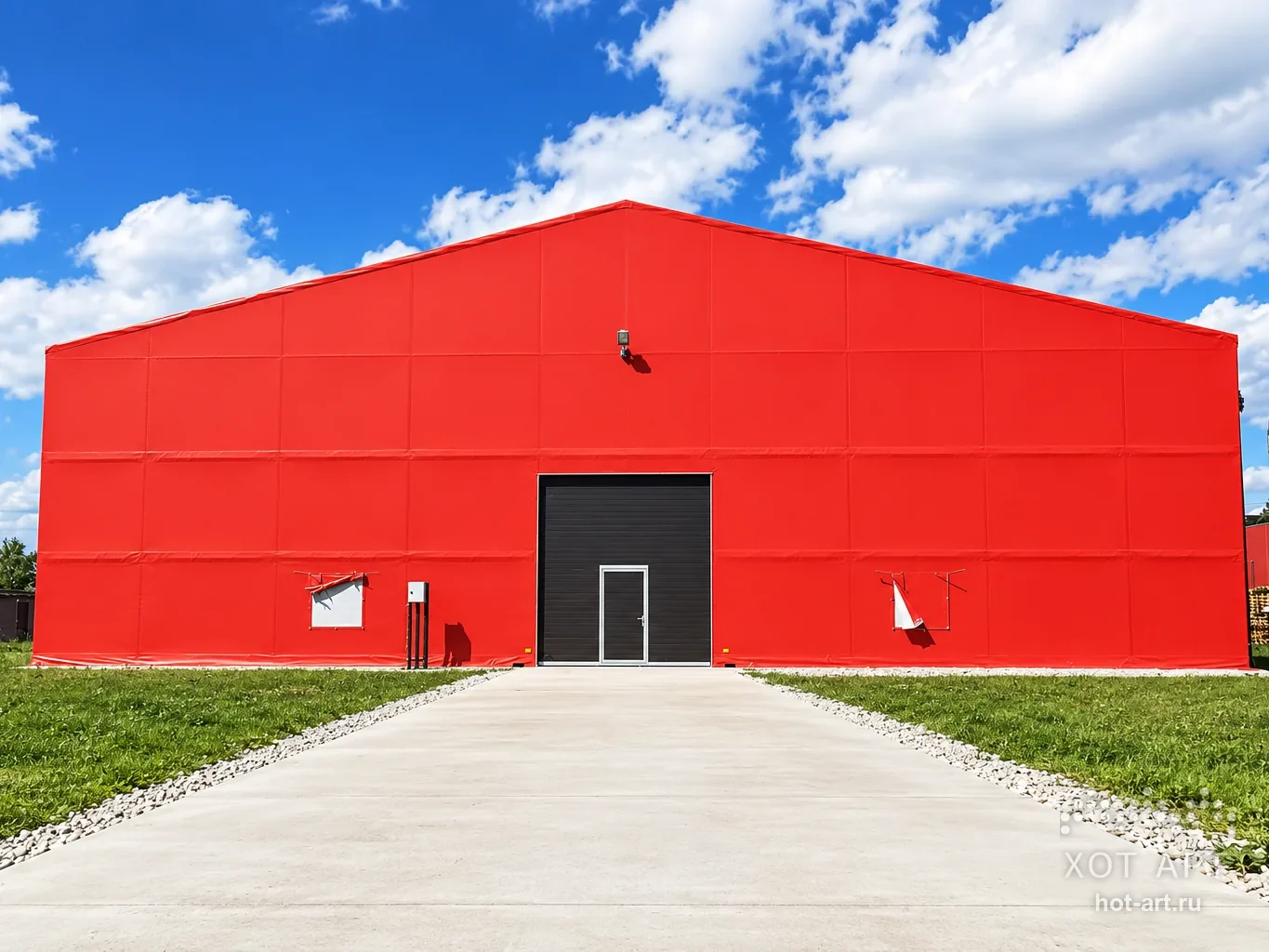 Тентовый склад 25×80×6 м в Самаре: красная мембрана, двускатный торец, секционные ворота с калиткой по центру
