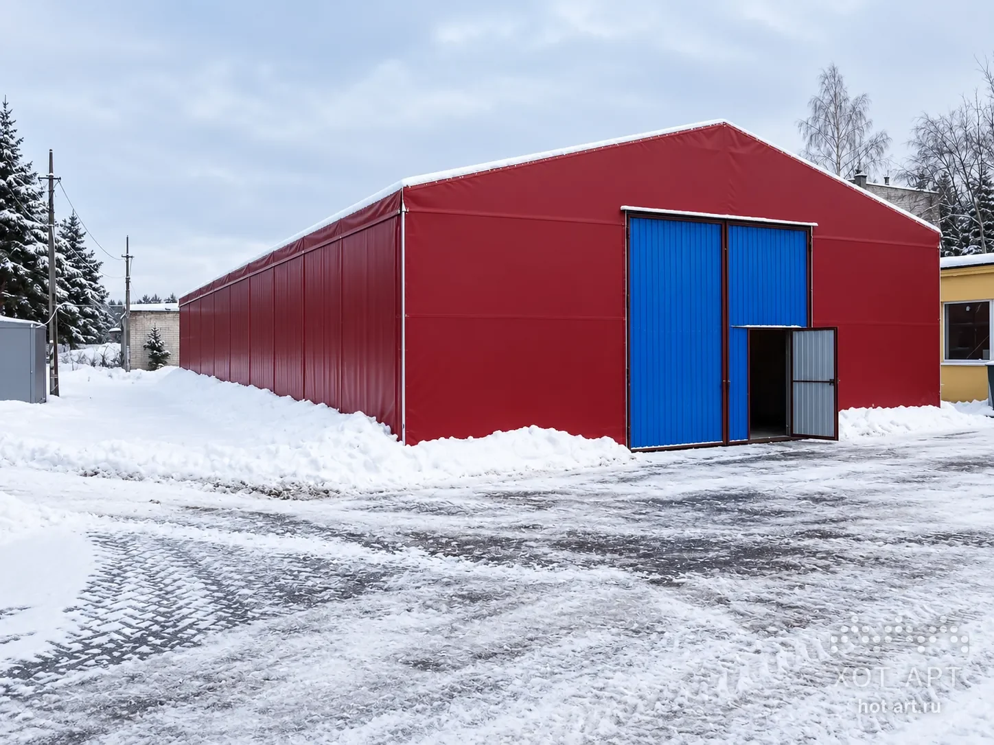 Тентовый склад 12×30×4,5 м в Твери зимой: бордовая мембрана, синие распашные ворота в торце