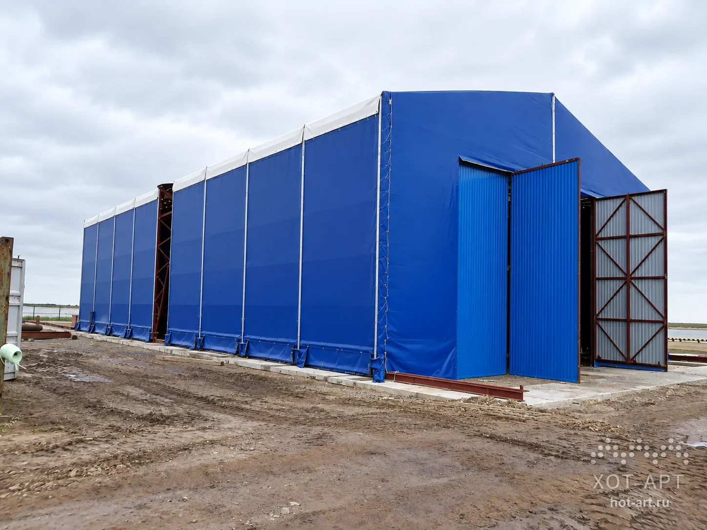 Раздвижной тентовый ангар 18×30×7 м во Владивостоке: синяя мембрана на красном каркасе, торцевые ворота открыты